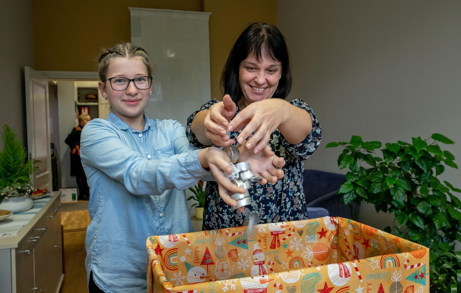 Pärnu Kuninga tänava põhikooli 6. klassi õpilane Mailis Kütt (vasakul) ja õpetaja Katrin Kurvits on rõõmsad, et küünlaümbriseid on kogunenud palju. 