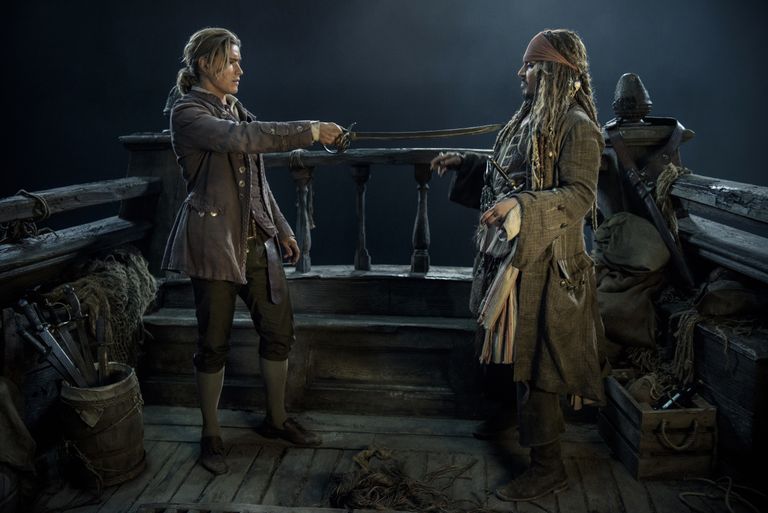 Brenton Thwaites ja Johnny Depp filmis «Pirates of the Caribbean: Dead Men Tell No Tales»