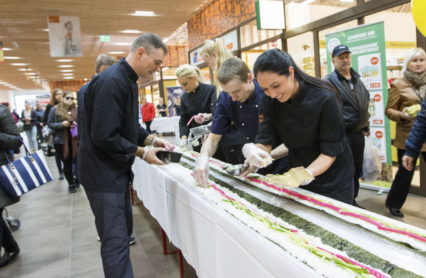 Pühapäeval peeti Kroonikeskuse 15. sünnipäeva, sünnipäeva tipphetkedeks olid Eesti pikima suši valmistamine ning ansambli Põhja-Tallinn esinemine.