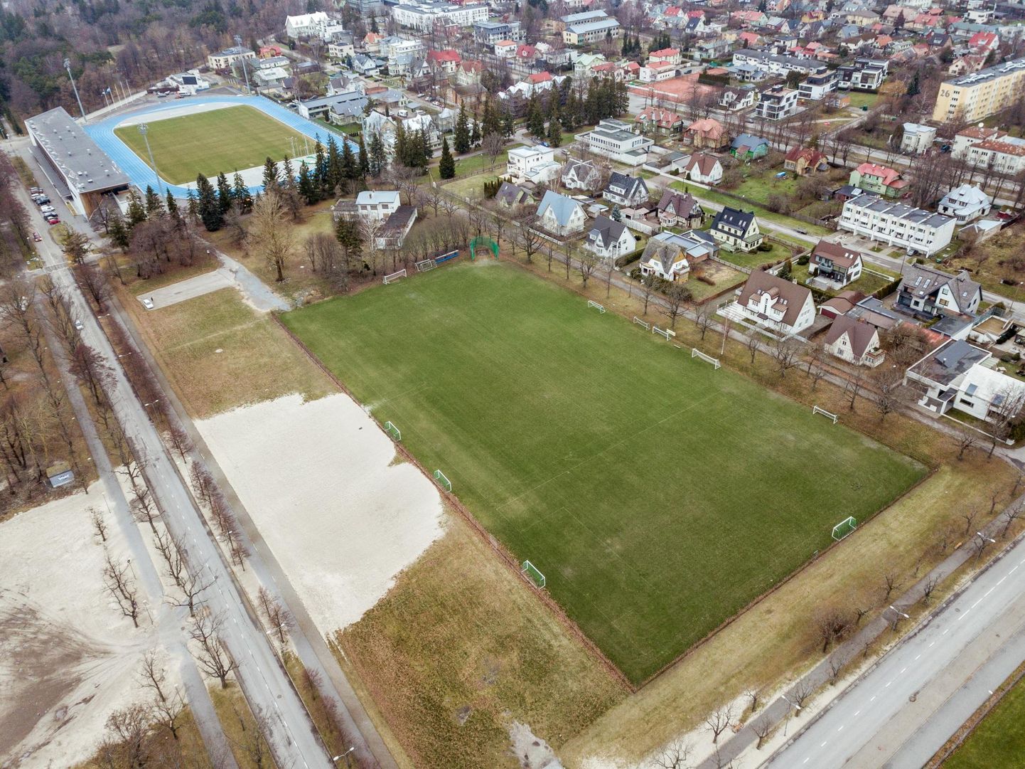 Rannastaadioni kõrvale hakatakse projekteerima altköetava tehismuruga jalgpalliplatsi ja kergejõustiku harjutusväljakut.