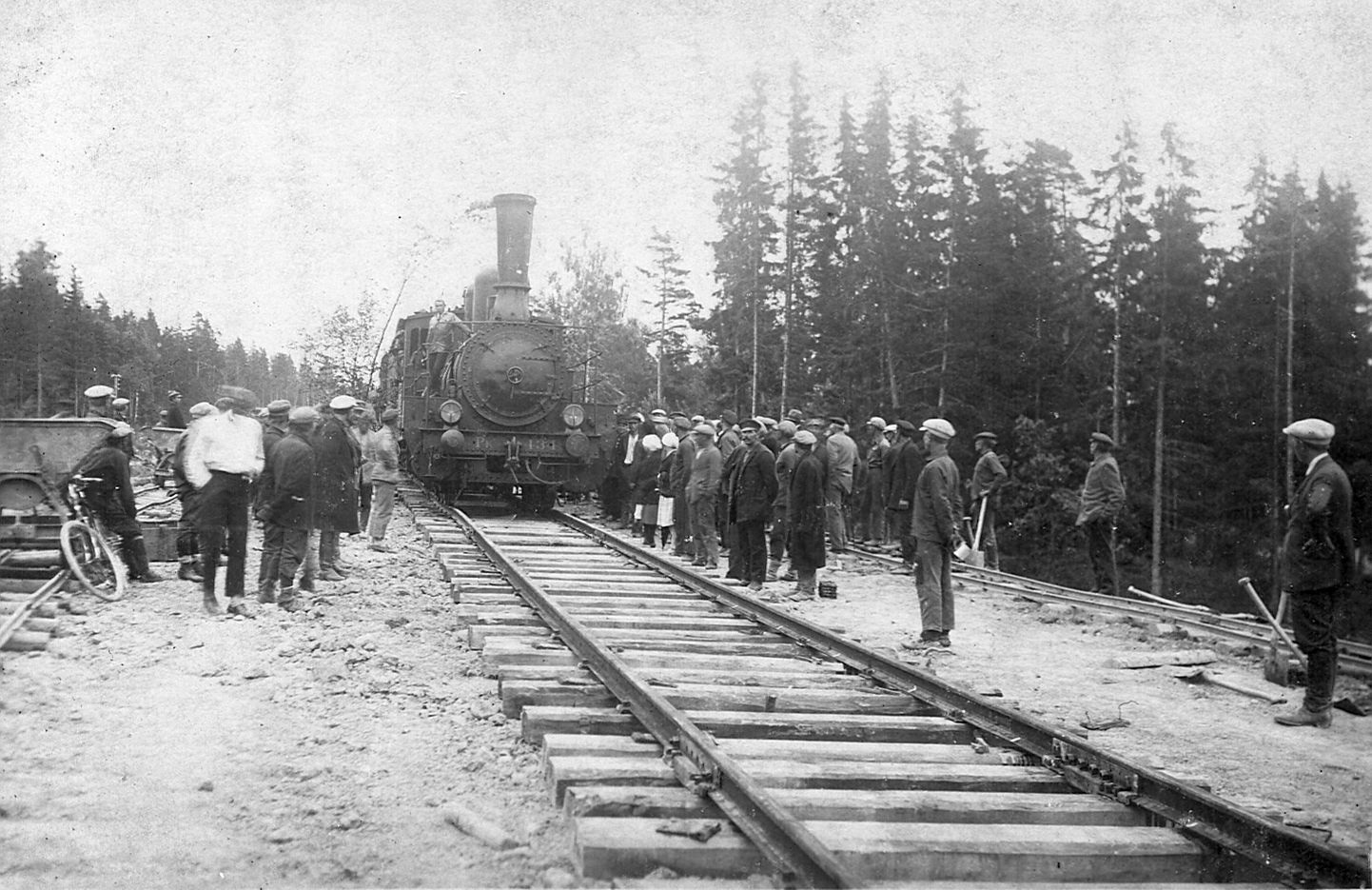 Pirmie saimnieciskie vilcieni pa jaunbūvējamo dzelzceļu sāka kursēt pa vēl nebalastētu sliežu ceļu.