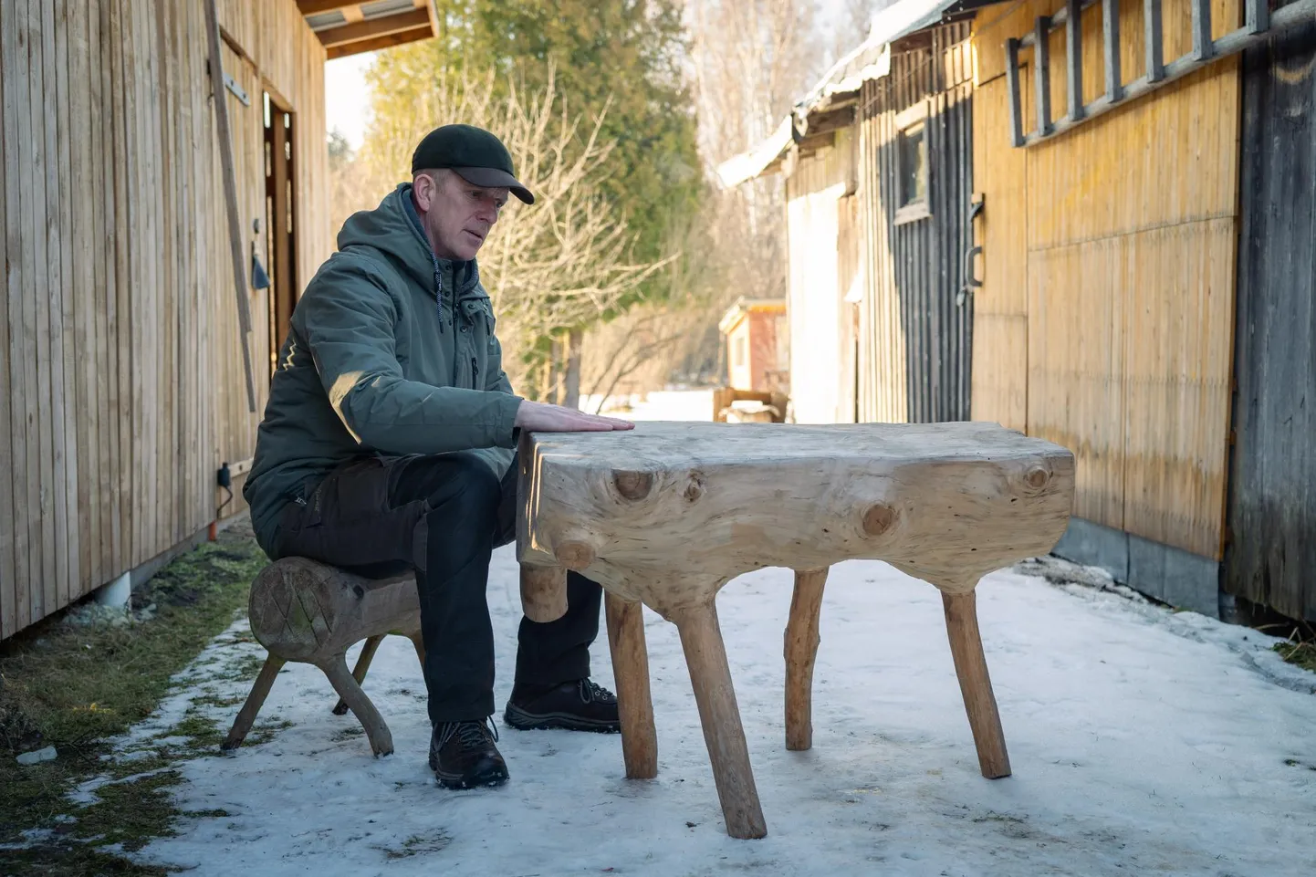 Kindral Martin Herem annetab muuseumile sellise isetehtud vägeva lauakese, mis tehtud tema isa istutatud kuusest.