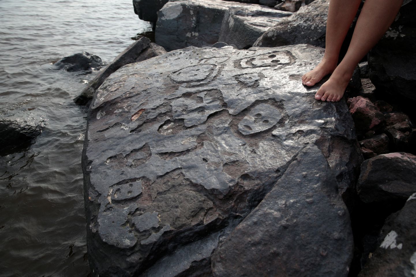 Põud on Brasiilias Amazonase jõe kaldal toonud nähtavale iidsed kiviuuristused.