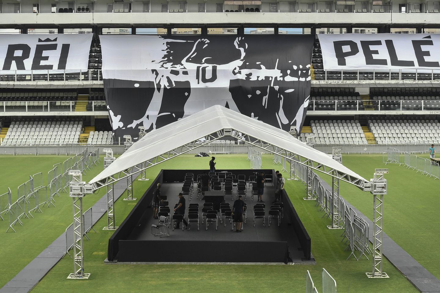 Pelé matusetseremoonia ettevalmistused Vila Belmiro staadionil 31. detsembril.