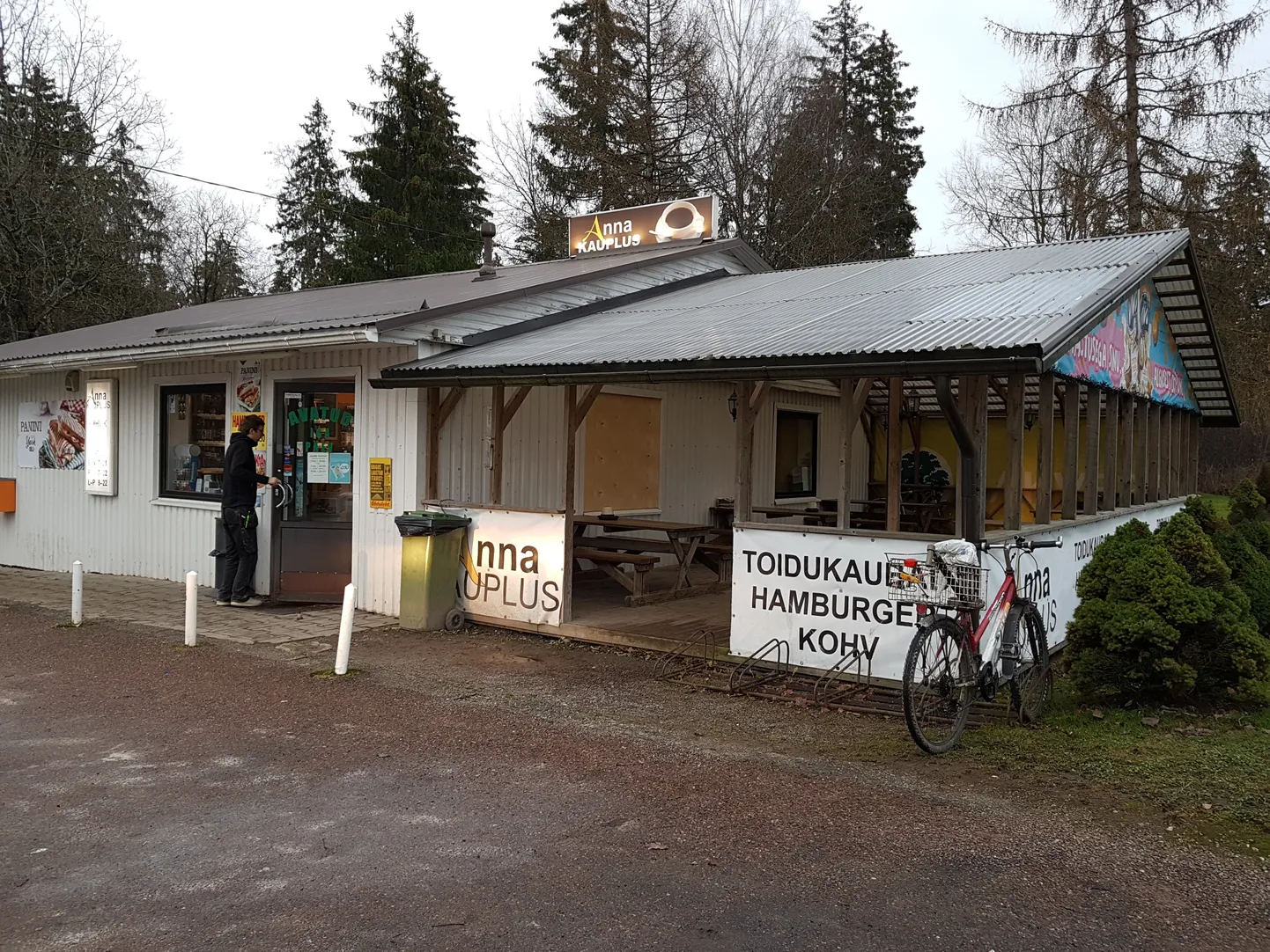 Varas lõhkus pimeduse varjus Anna kauplus-kohvikus ära terrassile jääva akna ning sisenes kauplusesse sealt kaudu.