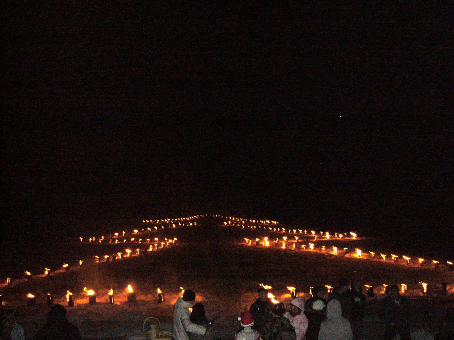 Põlevatest puupakkudest moodustus 24. detsembri õhtul Põlvamaal Laheda vallas leegitsev jõulukuusk.