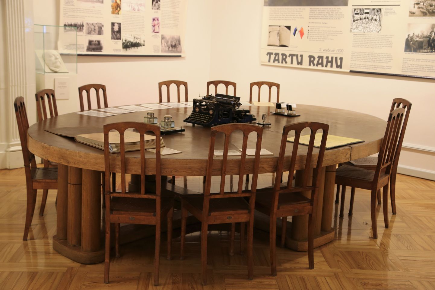 Tartu linnamuuseumis eksponeeritav laud, mille taga sõlmiti Tartu rahuleping.