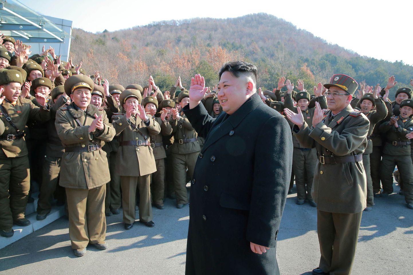 Kim Jong Un ballistile raketikatsetuse juures.