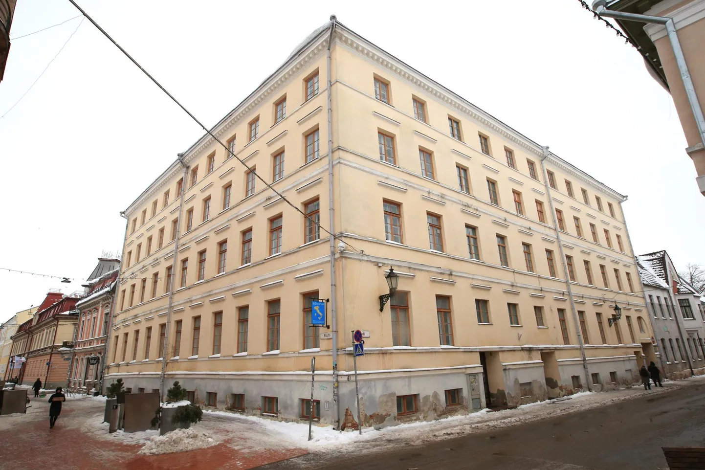 Endine polikliinik ja perearstikeskus seisab ikka veel tühjalt. Uuel aastal on linnavalitsusel kavas maja esmalt rendile anda.