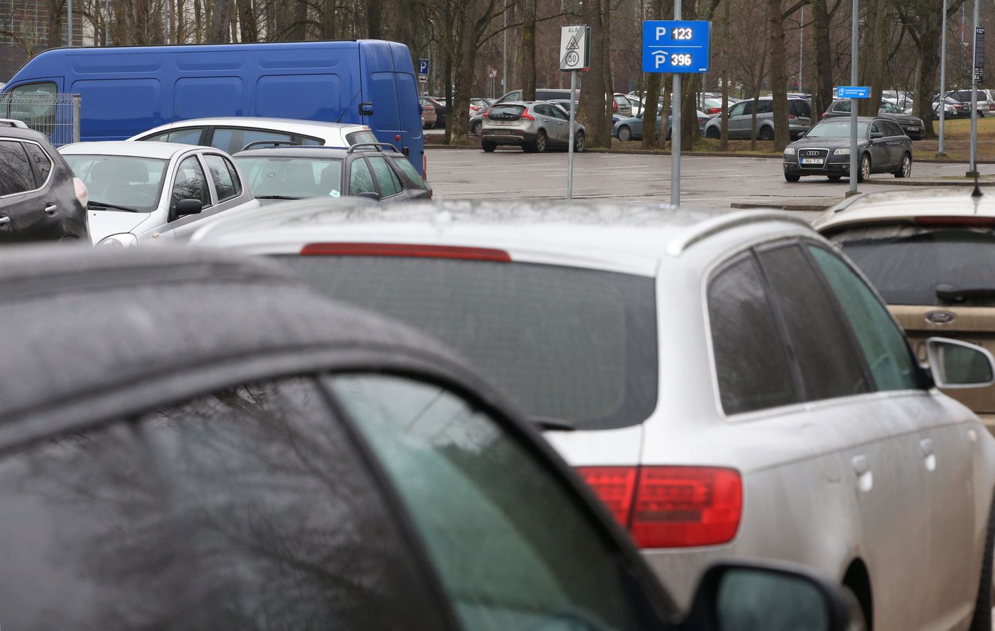 Припаркованные автомобили в Тарту. Иллюстративное фото