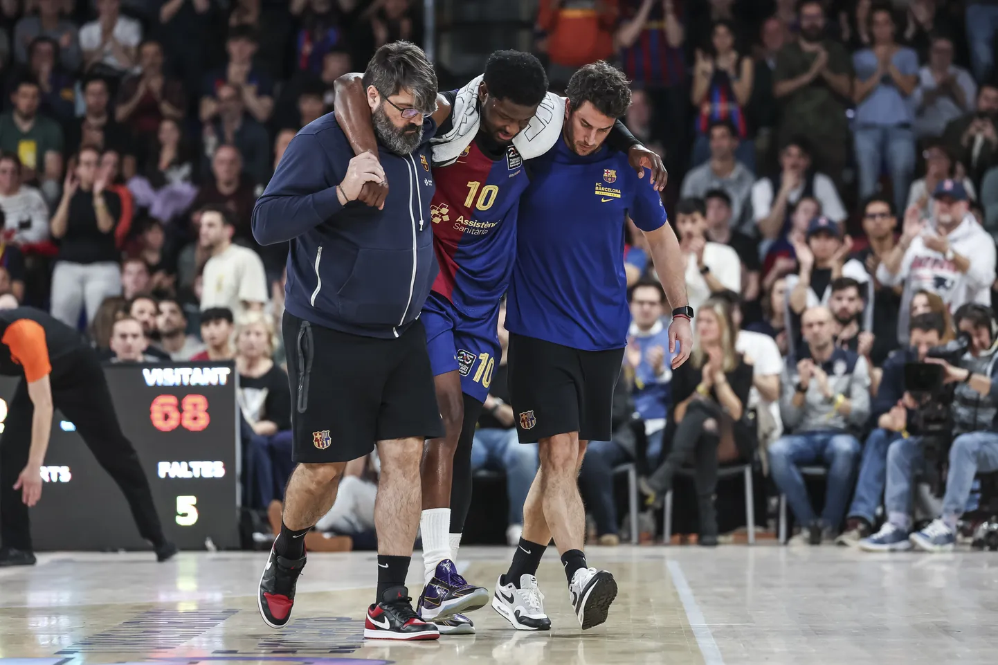 Chimezie Metu (keskel) ei suutnud omal jalal platsilt lahkuda.