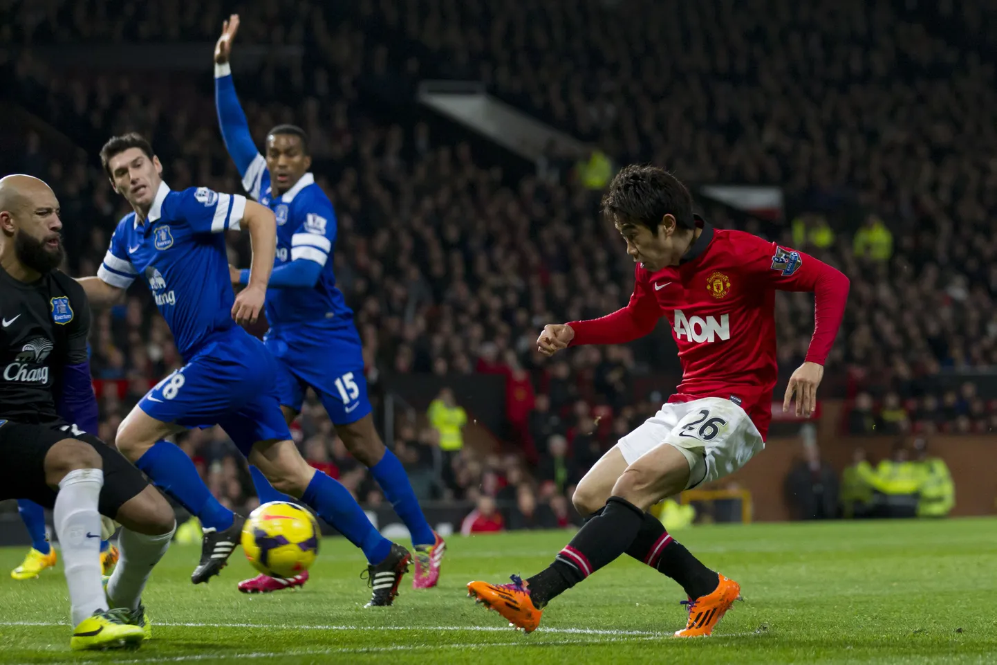 Shinji Kagawa (paremal) kohtumises Evertoni vastu.