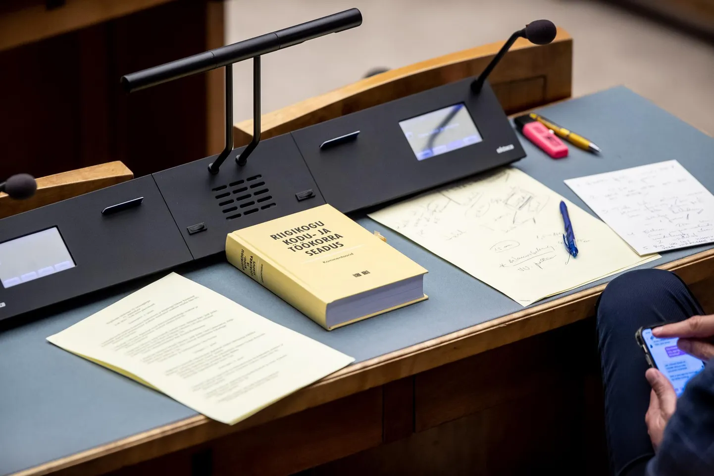 Perehüvitiste eelnõu halvas riigikogu suures saalis töö.