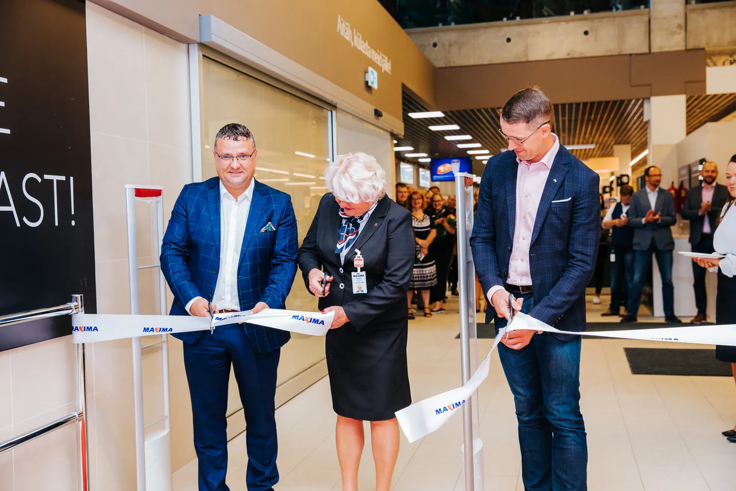 Maxima Eesti juhatuse esimees Edvinas Volkas (vasakult), kauplusejuhataja Helve Kurm ja Tartu abilinnapea avasid ligi pool aastat remondis olnud kesklinna Maxima.