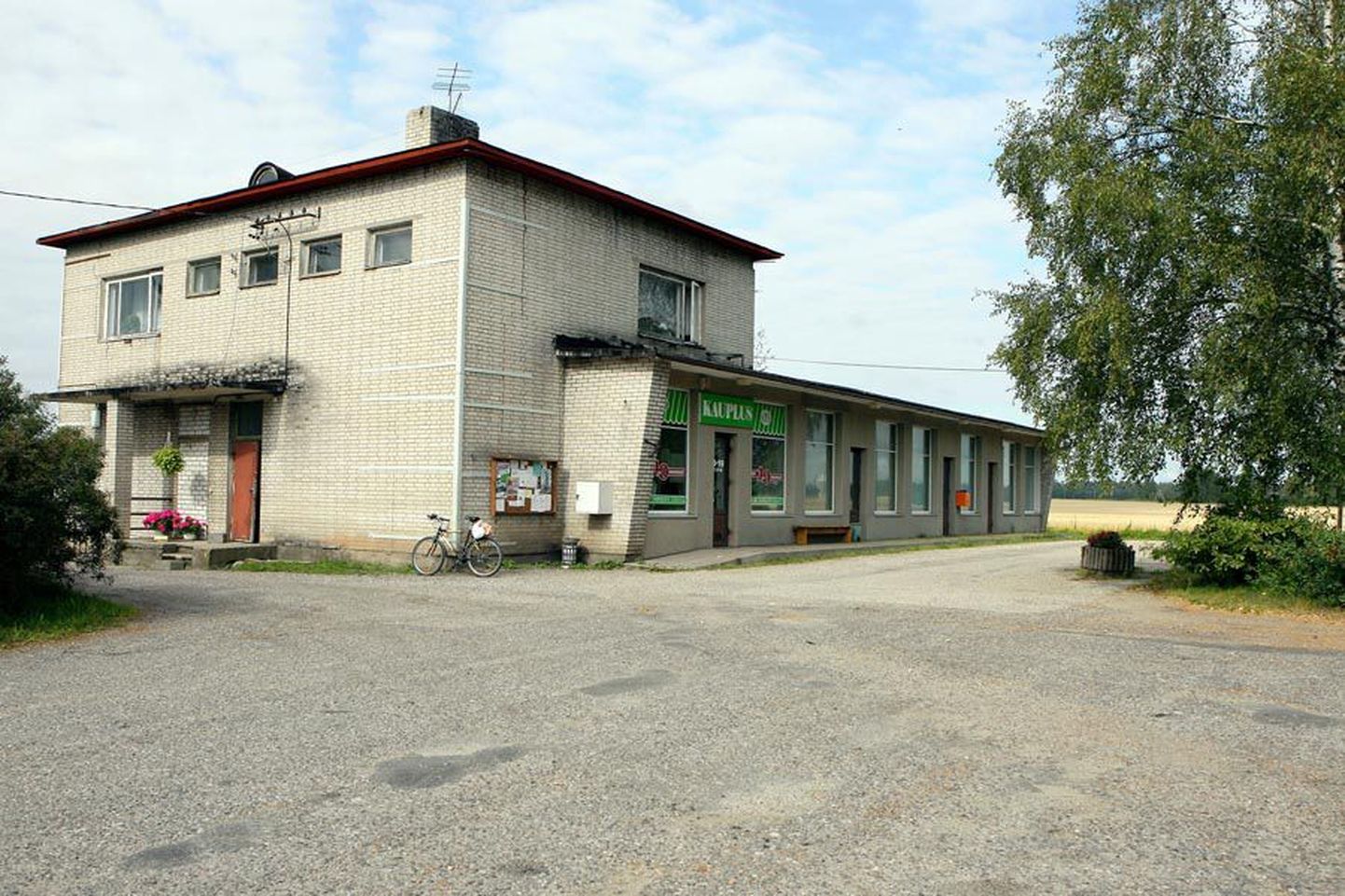 Suislepa teenindusmaja, mille uueks omanikuks loodab saada Viljandi Tarbijate Ühistu.