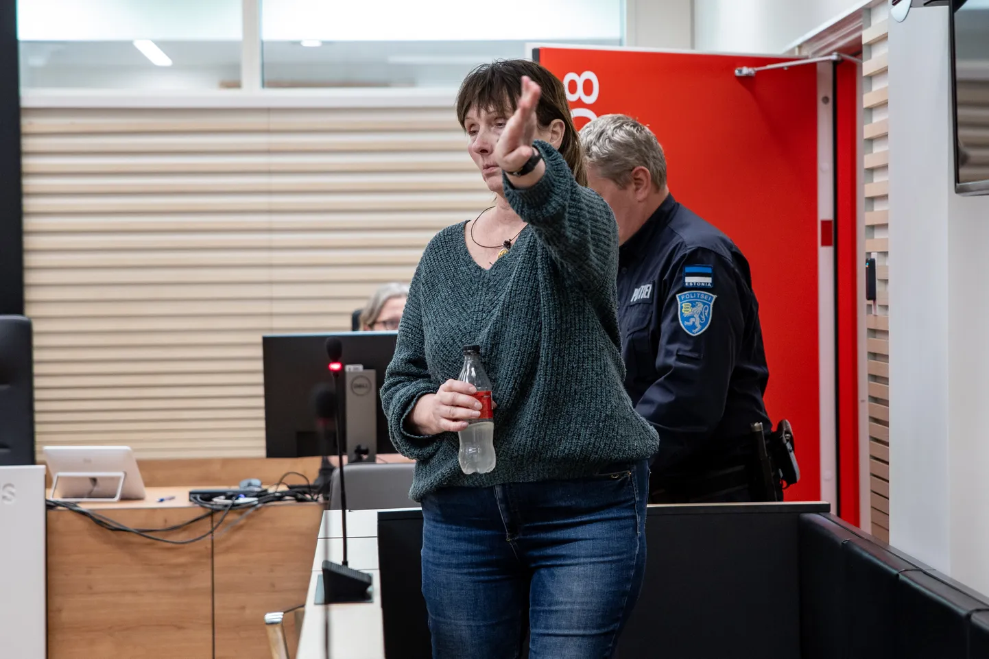 Tatjana Sokolova üritas teisipäeval Harju maakohtus otsuse kuulutamisel Postimehe fotograafi eest oma nägu varjata. Naine lasi enne saali sisenemist oma kaitsjal fotograafile edasi öelda, et ta ei soovi enda pildistamist.