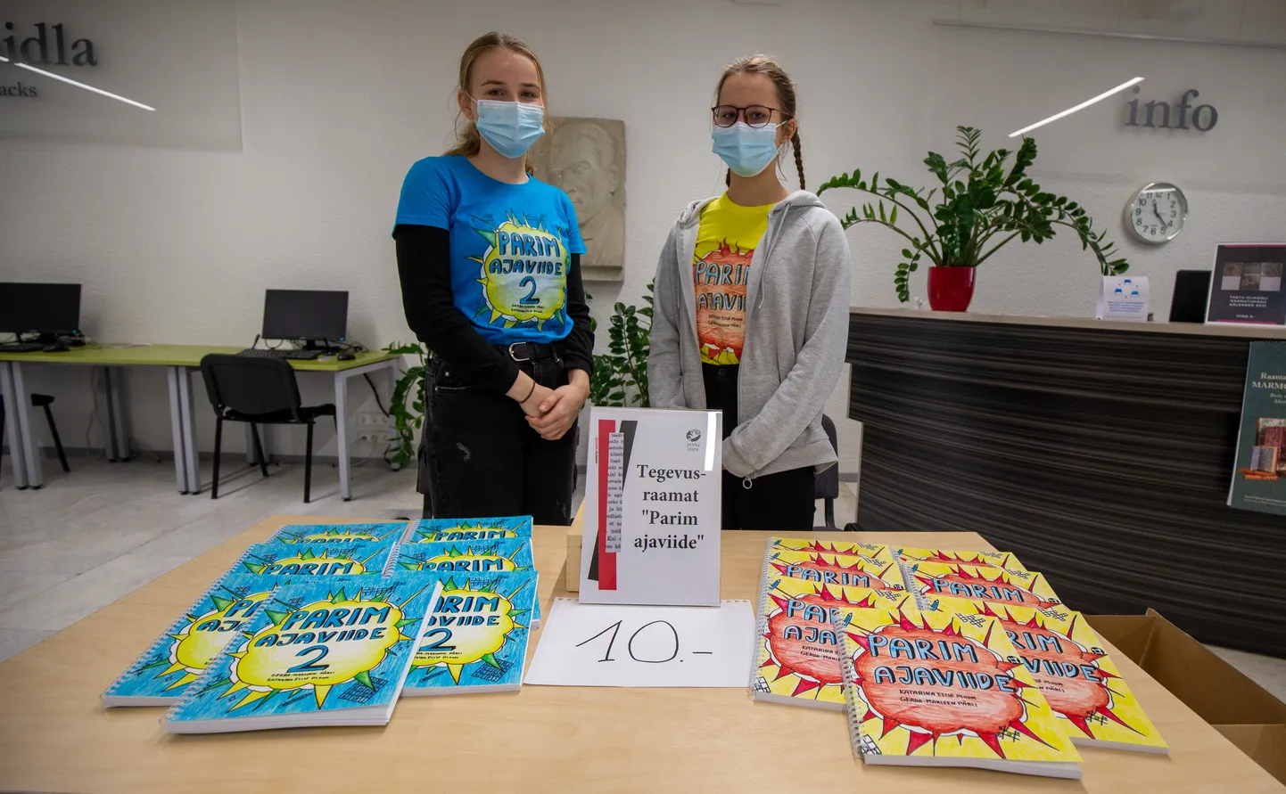 Gerda-Marleen Pärli (vasakul) ja Katarina Elise Ploom müüvad Prima Vista laadal oma «Parima ajaviite» esimest ja teist osa.