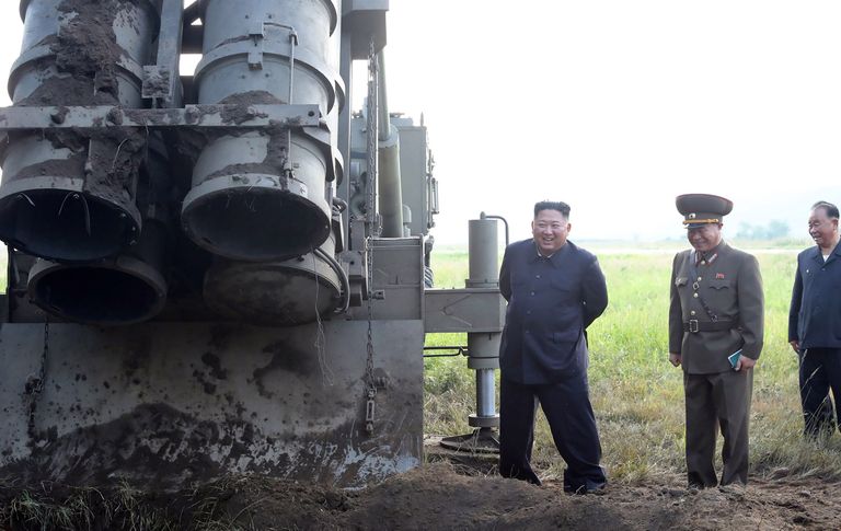 Põhja-Korea liider Kim Jong-un raketikatsetusel osalemas.