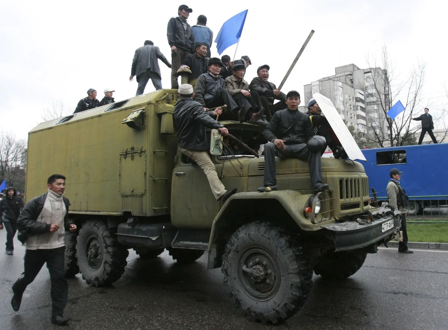 Первая волна беспорядков в Киргизии начались 7 апреля. Протестующие вступили в столкновения с полицией, разоружили некоторых представителей правопорядка и захватили несколько стратегических объектов, включая парламент.