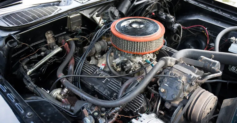 5,2-liitrine V8 vastab kerenumbrile ja on tavaseades, USA autode fännid ümisevad klapikambri kaasi nähes tunnustavalt.