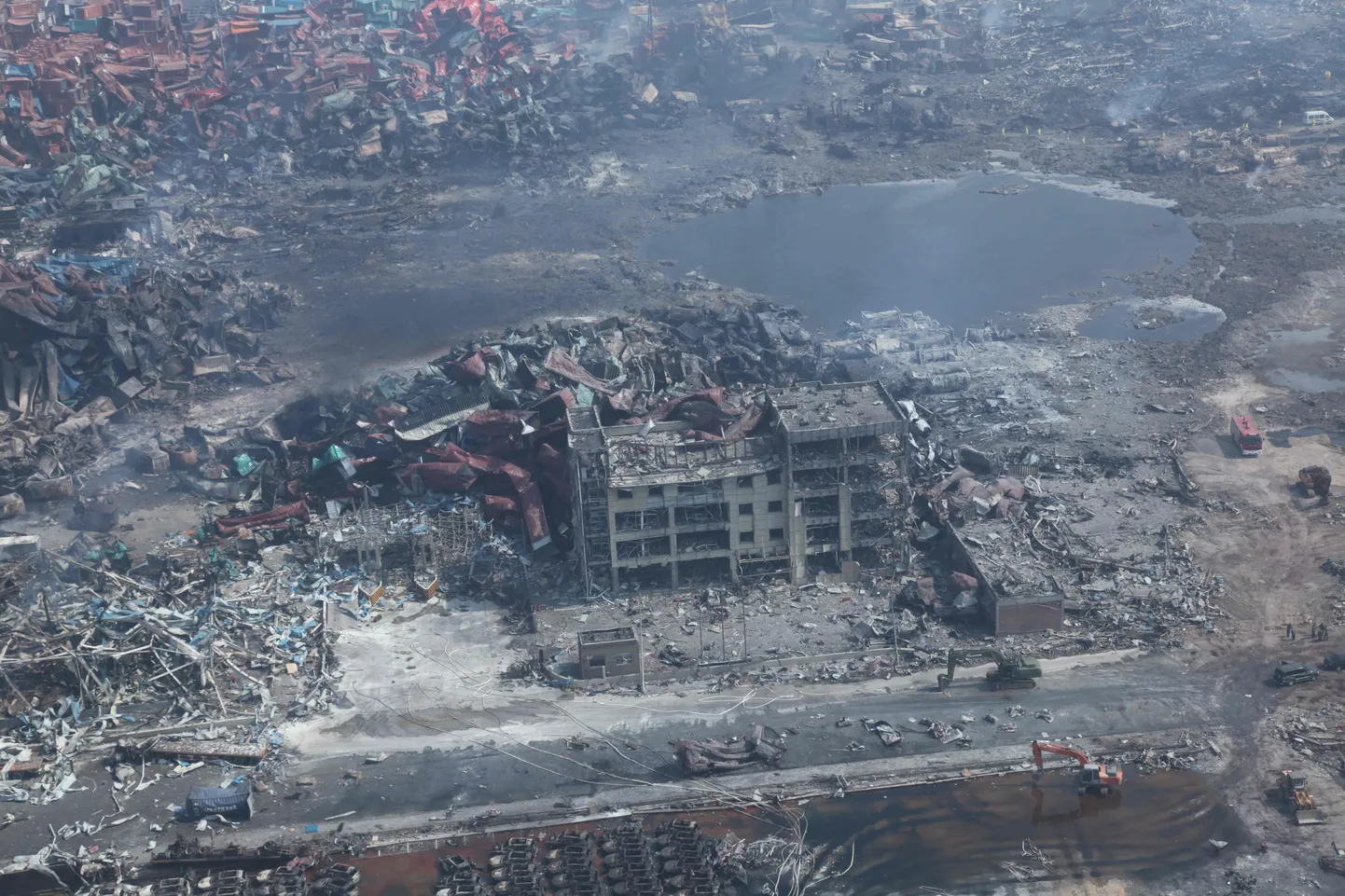 На месте взрыва в Тяньцзине образовалась воронка глубиной 7 метров.
