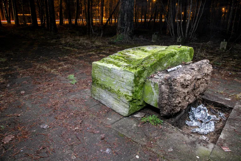 Nädala alguses avanes Raekülas mälestuskivi juures selline vaatepilt.