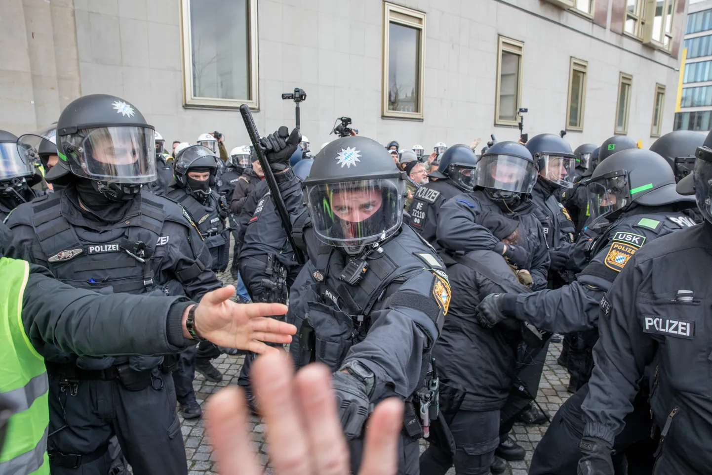 Saksamaa politsei rahustab meeleavaldajaid 18. novembril 2023 Berliinis.