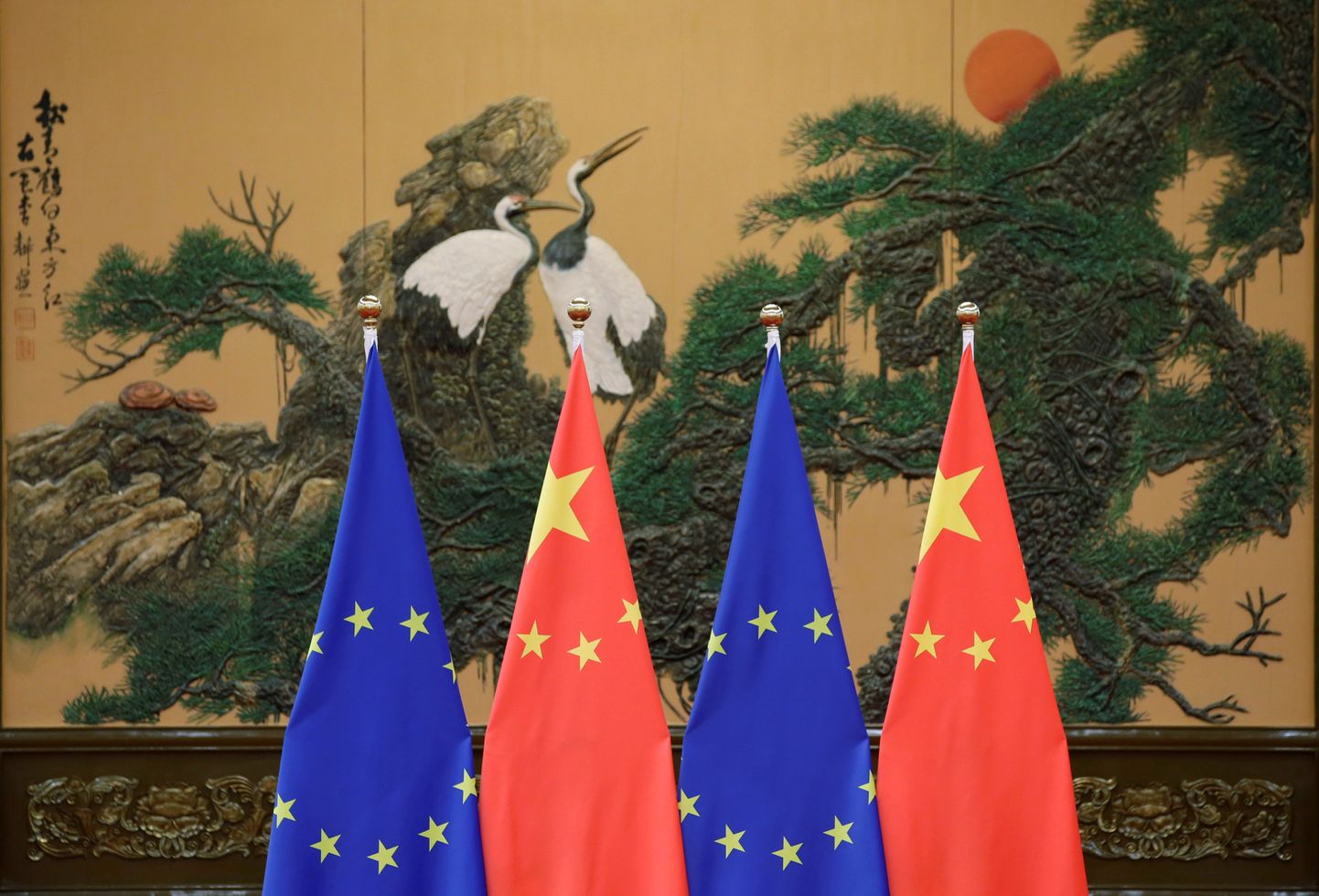 Euroopa Liidu ja Hiina lipud.