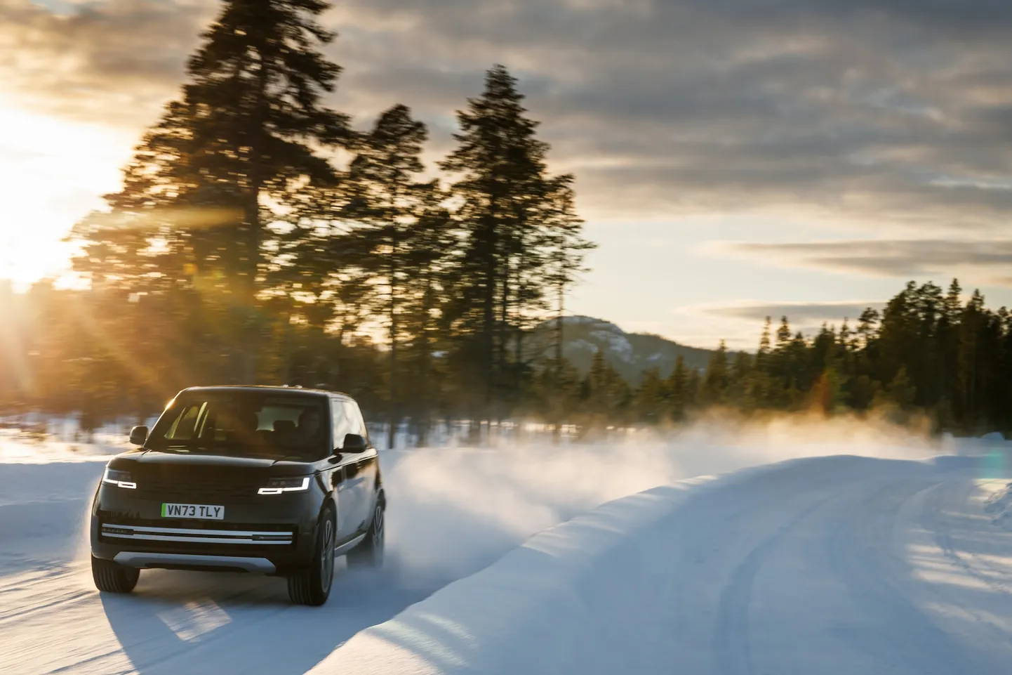 Uut elektrilist Range Roverit testiti karmides talvetingimustes ja kuumas kõrbes.