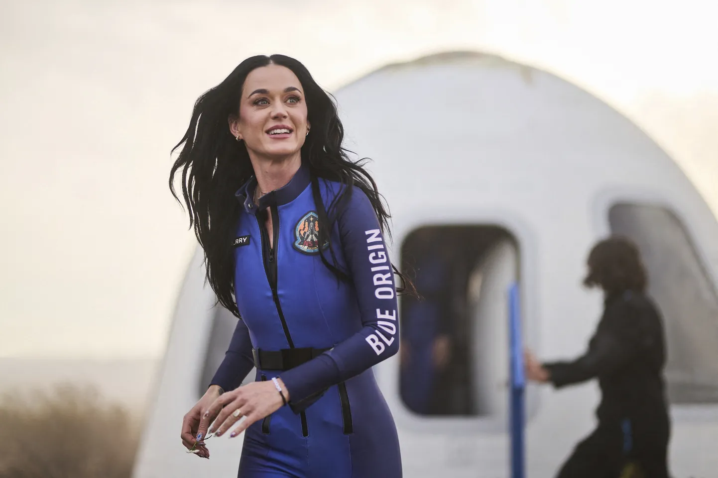 USA laulja Katy Perry lendas 14. aprillil 2025 koos veel viie naisega kosmosesse. Pildil on Perry tagasi Maale jõudnuna.