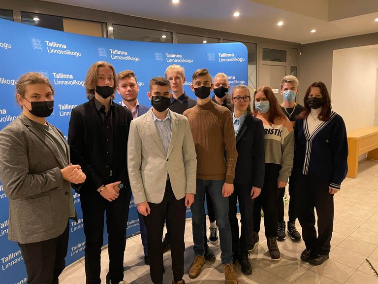 2021. aastal tehtud Tallinna linnavolikogu fotol on Aleks Aunapu vasakult teine.