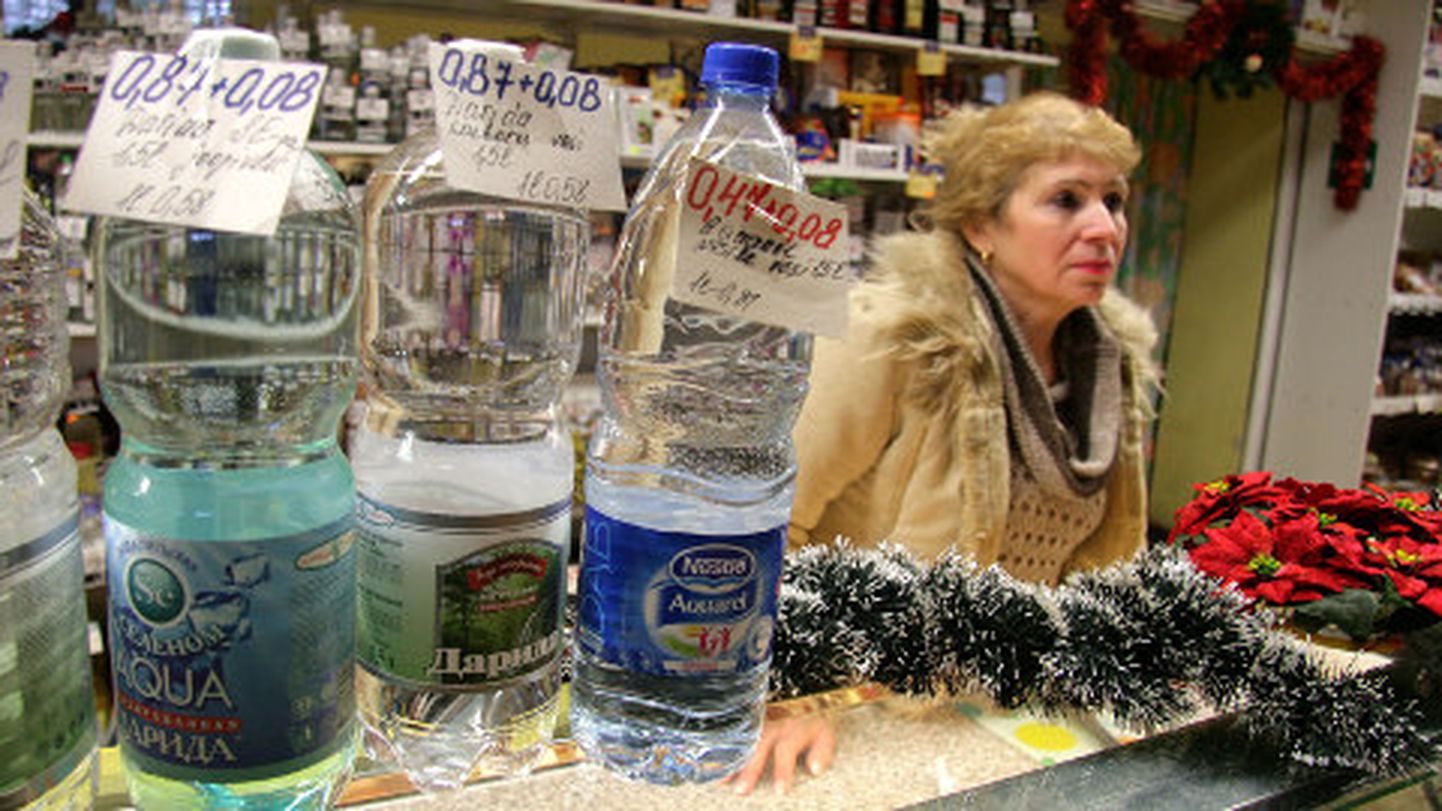 "Pudelivett ostetakse enam-vähem sama palju kui varem, viieliitriseid kanistreid aga tellime nüüd üle kolme korra rohkem," ütles Oru kaupluse juhataja Olga Pavlova.