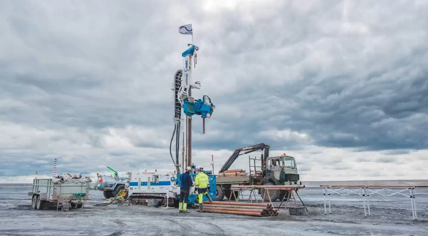 Proovide võtmine Narva elektrijaamade tuhaväljadel.