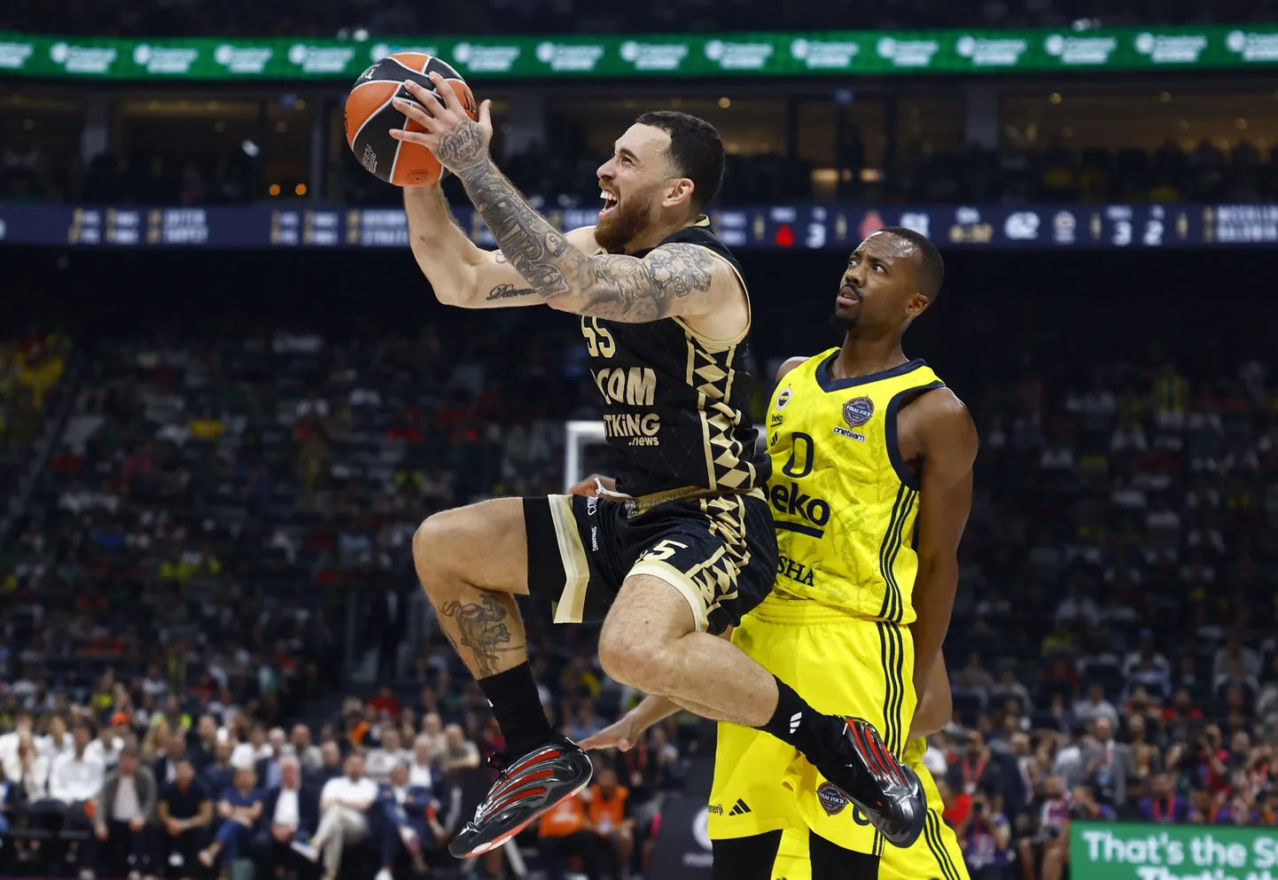 AS Monaco mängija Mike James (palliga).