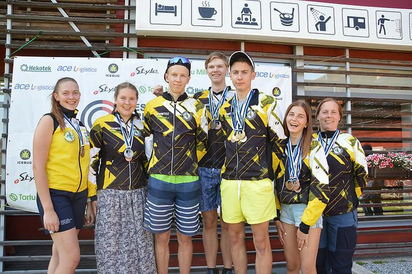 Rakvere orienteerumisklubi sportlased Kelly Vildek (vasakult), Kaisa Rooba, Sander Pritsik, Siim Turban, Ragnar Rooba, Liis-Marii Kaso ja Raili Rooba tõid Eesti ja Balti meistrivõistlustelt rattaorienteerumises ära kokku 28 medalit.