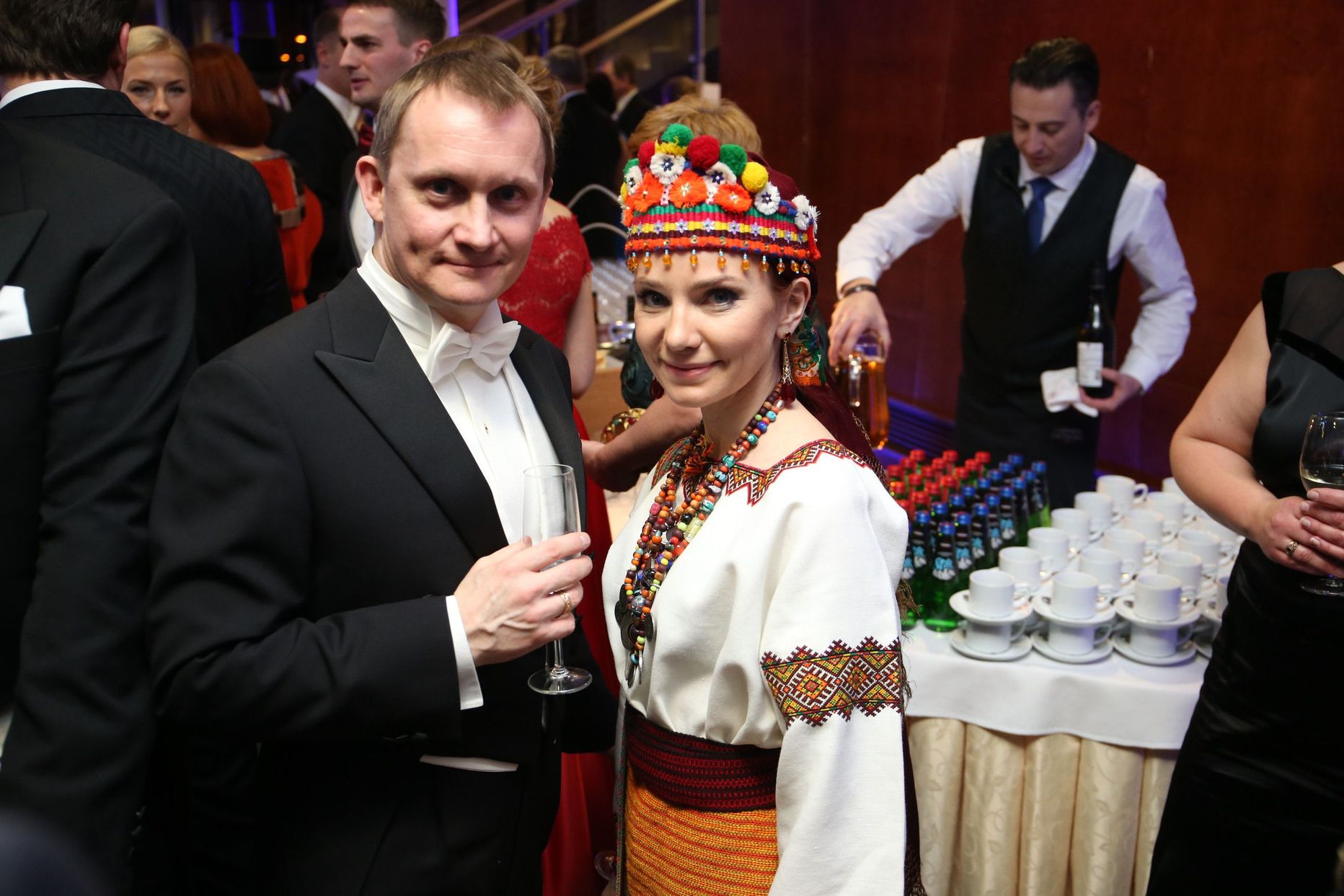 Külalised Jõhvi kontserdimajas presidendi vastuvõtul. Rain Rosimannus ja Keit Pentus-Rosimannus.