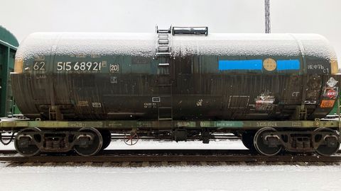 ФОТО ⟩ С прибывшего из России в Эстонию товарного поезда заставили убрать символику агрессора