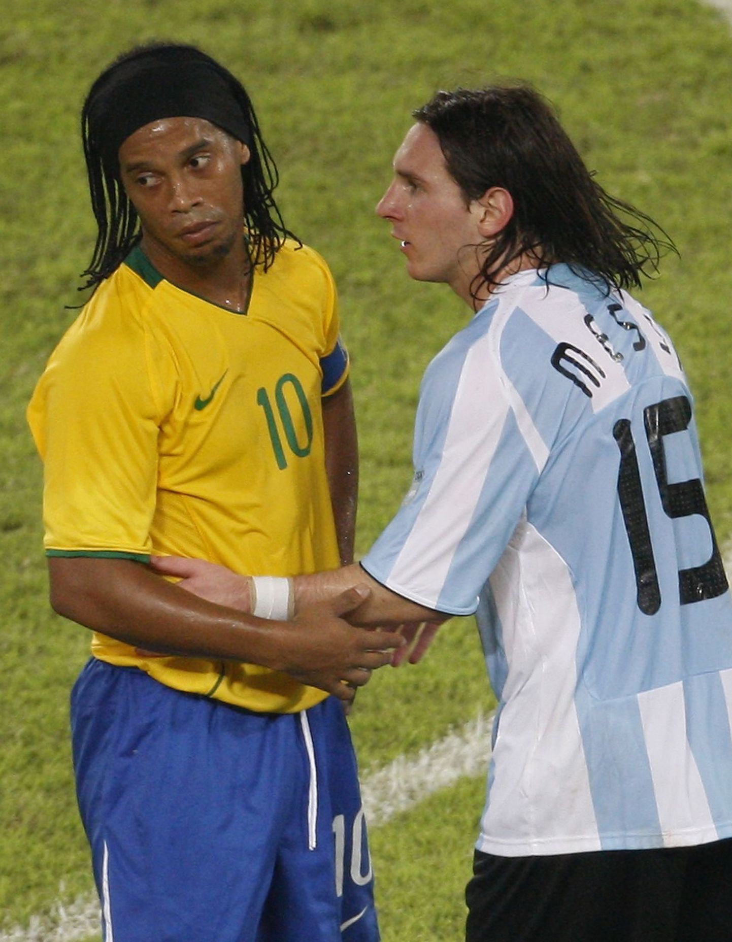 Ronaldinho (vasakul) ning Argentina koondise tähtmängija Lionel Messi.