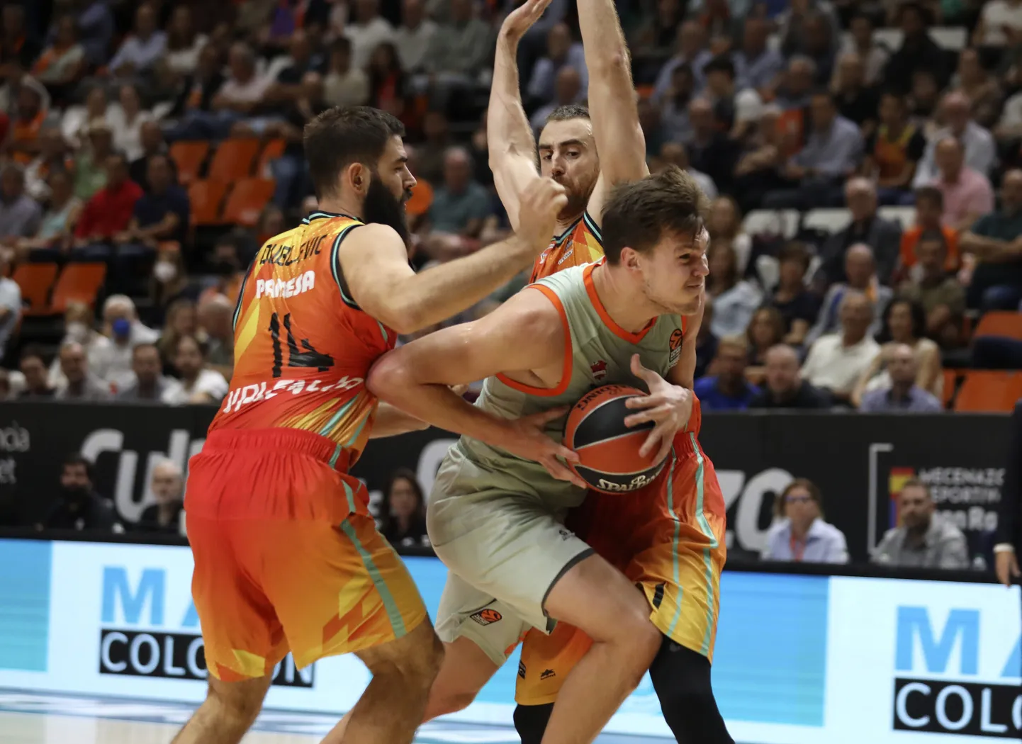 Maik-Kalev Kotsar ennast jõuga Valencia korvi alla surumas.
