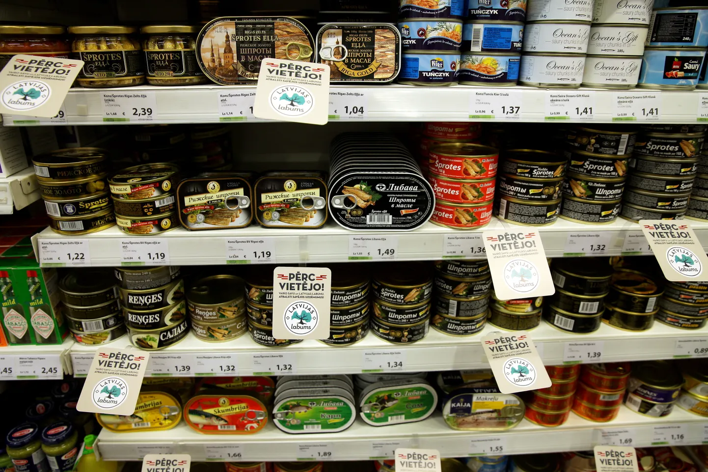 Uzraksts "Pērc vietējo!" pie Latvijā ražotajiem produktiem veikalā "Elvi" Mārupē