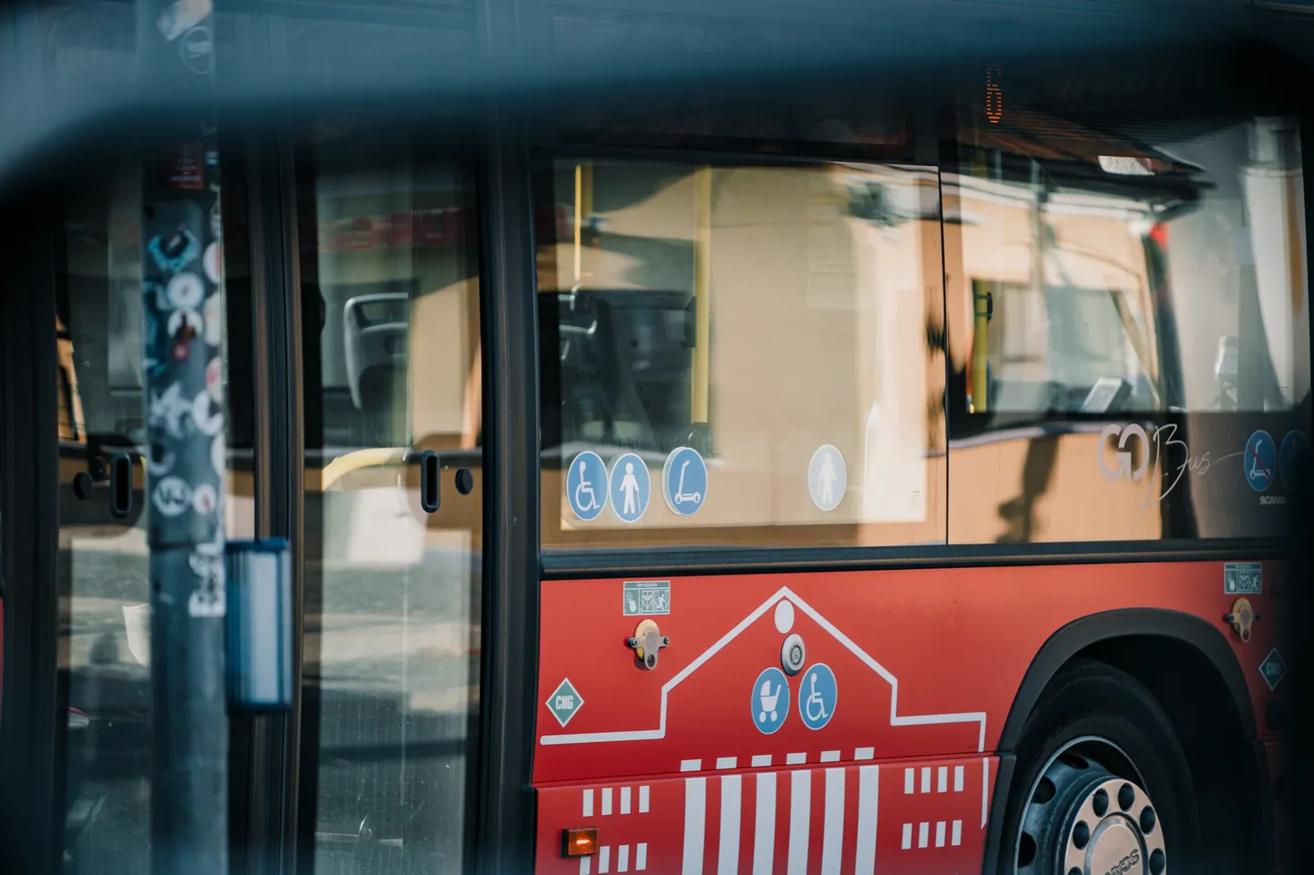 Kaklus leidis aset eile õhtul, kui linnaliinibuss number 4 parasjagu Narva mäel sõitis. Tülitsejad lahkusid bussist Peetri kiriku peatuses.