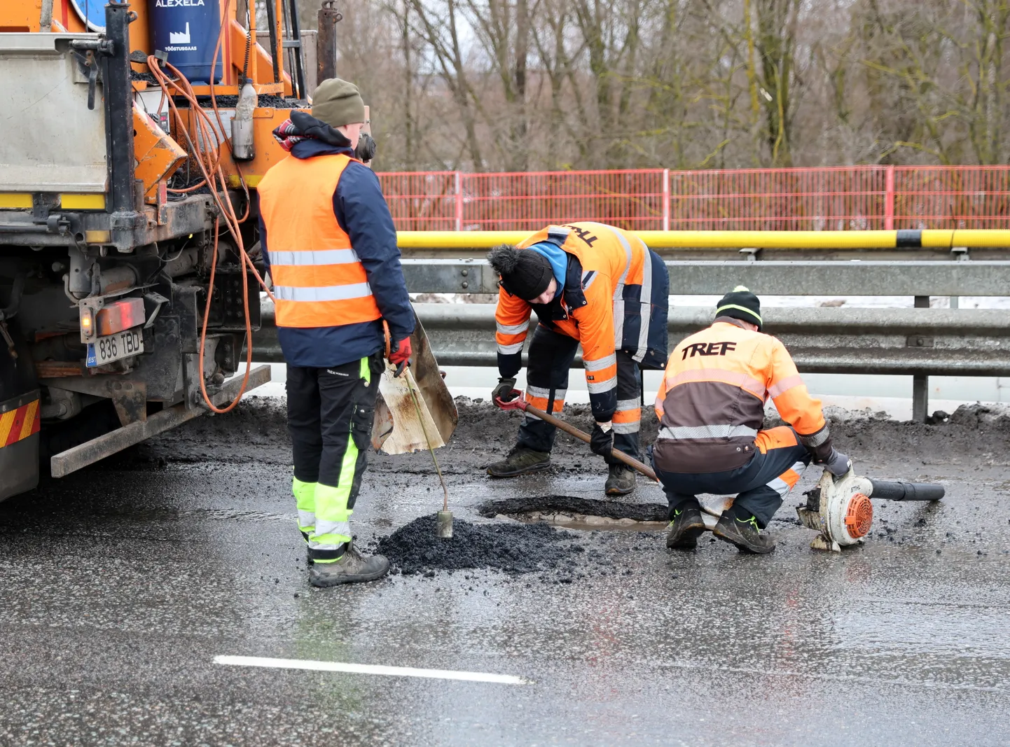Kolmapäeva hommikul parandasid teetöölised Sõpruse sillale tekkinud suuri löökauke.