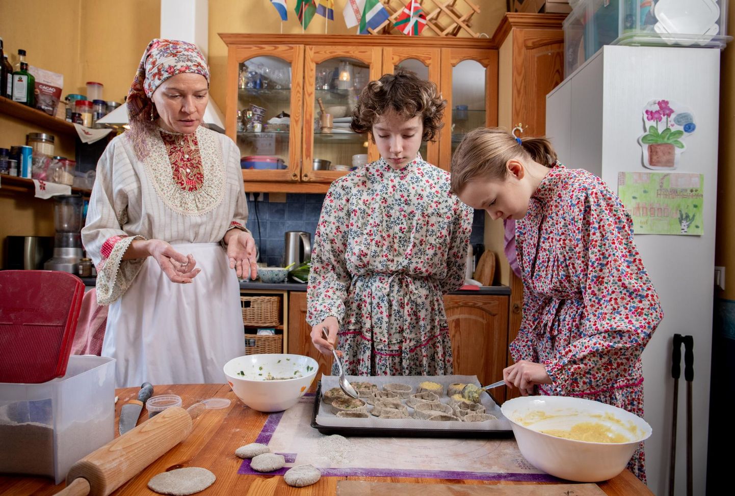 Ljudmila Ruukel proovib söögitegemisse kaasata tütreid Luulet ja Lillet.