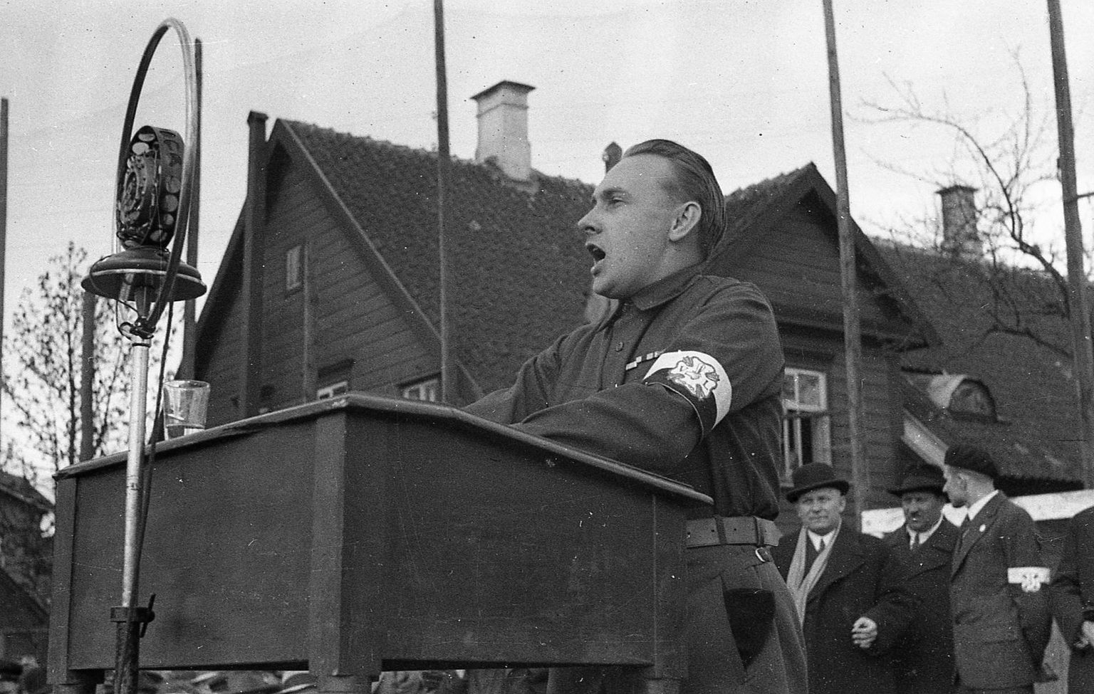 Artur Sirk 25. mail 1933 Kalevi aias kõnet pidamas. 