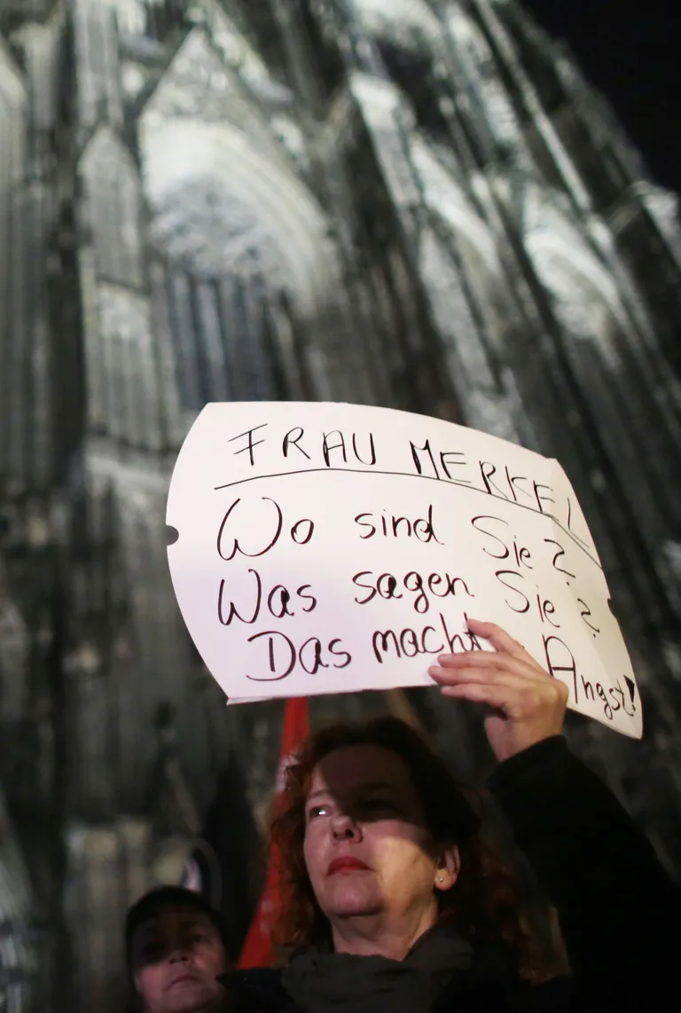 Sildil seisab: «Proua Merkel. Kus sa oled? Mida sa ütled? See on hirmutav!» Foto: AP/Scanpix