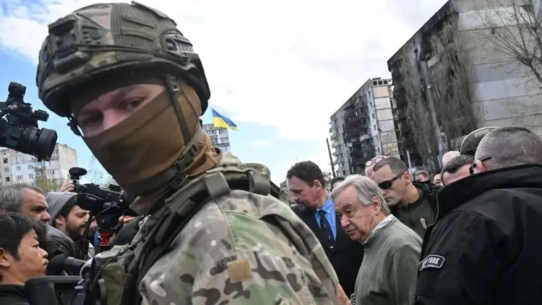 Генсек ООН в Украине в апреле прошлого года. ООН участвовала в заключении зернового соглашения, но, по словам чиновников ООН, действовала не во имя российских интересов, а в гуманитарных целях