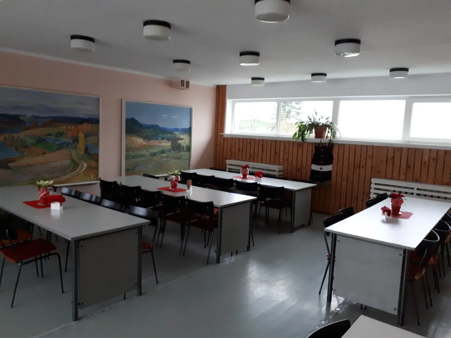 Lõpe koolis sisustati kingitusega söökla ja üks klassiruum ning välja vahetati arvutiklassi kõik väga vanad lauad.