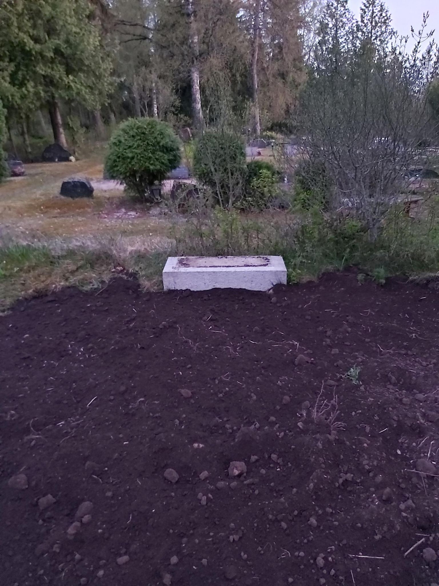 В субботу вечером на кладбище Михкли обнаружили пропажу памятника советским воинам.
