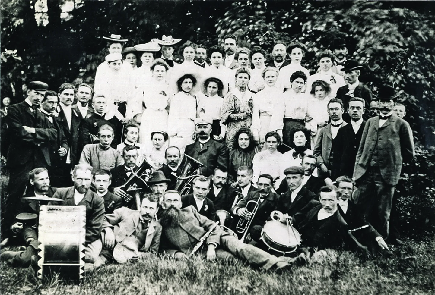 SAAREMAA II LAULUPIDU (1909): Kuressaare Eesti Seltsi segakoor 39 lauljaga Karl Linnamägi (istub pingil, paremalt neljas) juhatusel. Ees klarnetiga muusikakoori juht Theodor August Jacobi poeg Krull. Vasakult esimene Theodor Theodori poeg Krull.