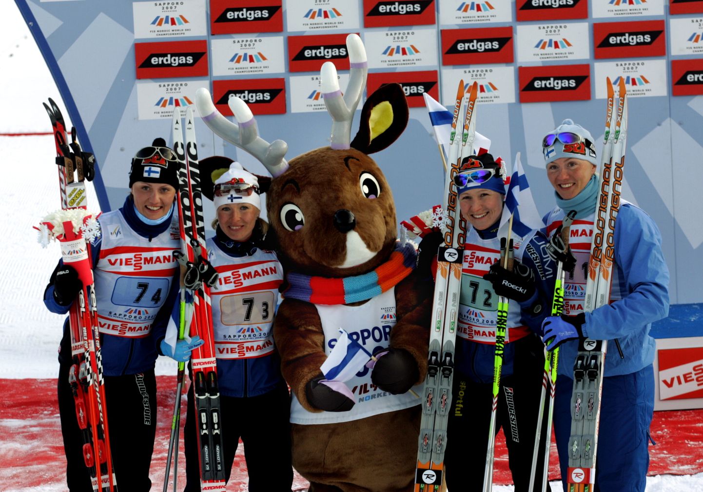 2007. aasta MMil Sapporos kuldmedali võitnud Soome teatenaiskond. Vasakult: Pirjo Manninen, Riita-Liisa Roponen, AIno Kaisa Saarinen ja Virpi Kuitunen.
